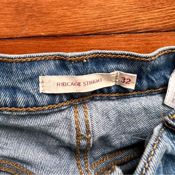 Levi’s straight leg jeans with small tear on knee. Size 32. - Picture 4 of 5